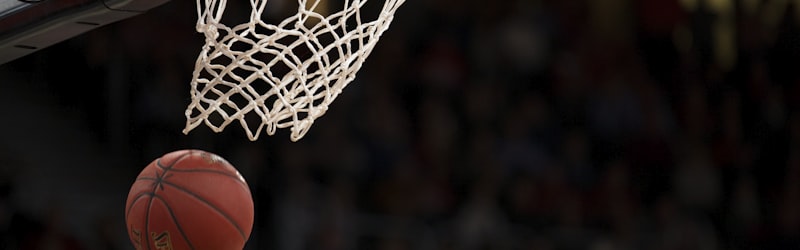 NBA篮球比赛现场高清图片 - 球员激烈对抗，观众席气氛热烈